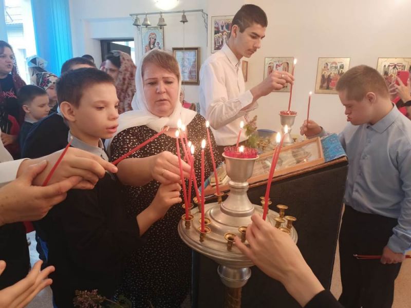 7 мая Иерей Игорь (Йовбак) в Домашнем Храме детского дома провел службу для детей и сотрудников, в честь праздника Святой Пасхи.  