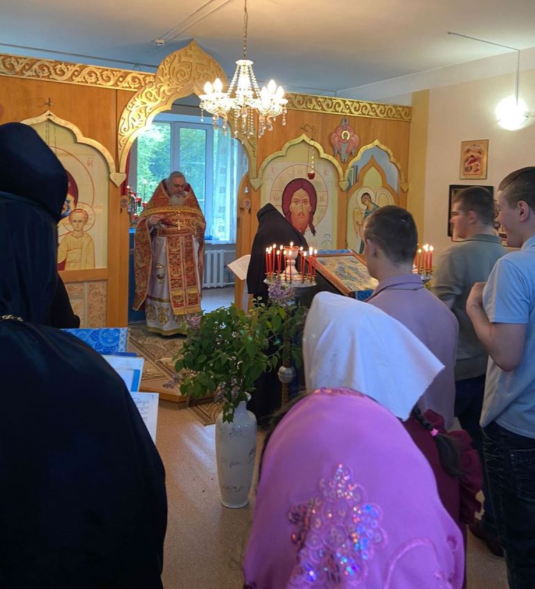 7 мая Иерей Игорь (Йовбак) в Домашнем Храме детского дома провел службу для детей и сотрудников, в честь праздника Святой Пасхи.  