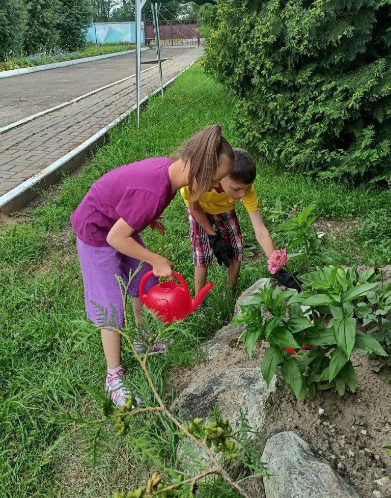 Трудовой десант «Веселая клумба».